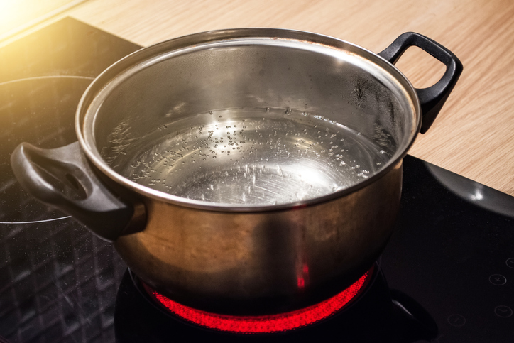 Faire bouillir de l'eau avec une plaque de cuisson à induction GE
