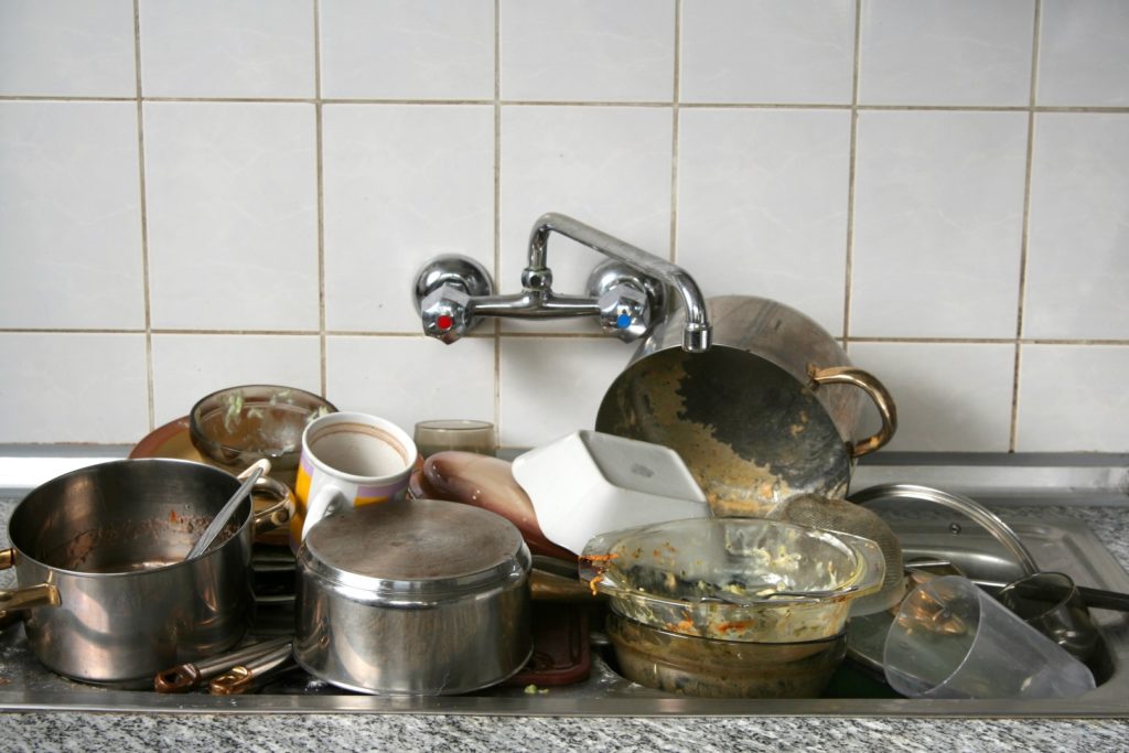 Ne pas mettre des casseroles et des poêles pleines de gras dans le lave-vaisselle.