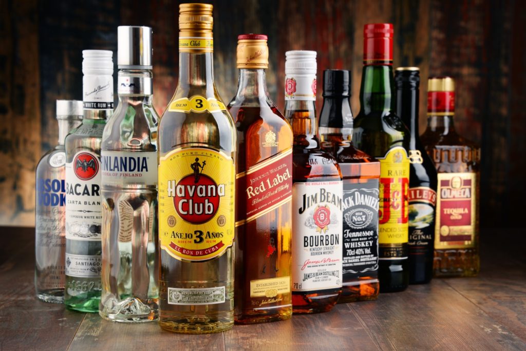 Alcools de base pour un bar maison