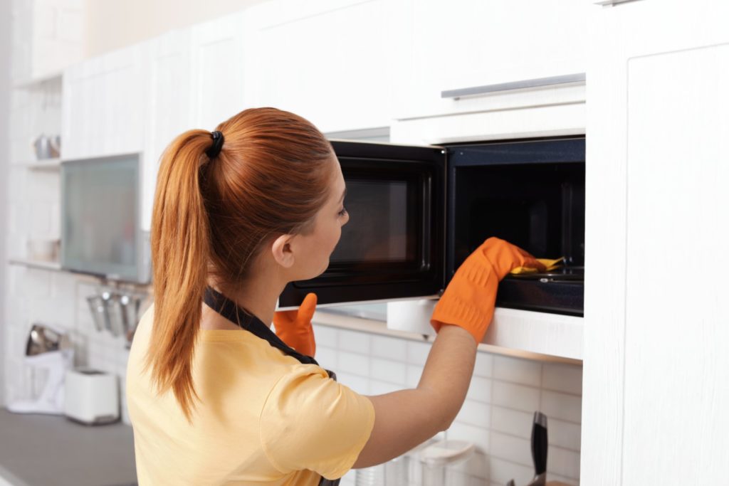 3 Easiest KitchenAid Microwave Cleaning Hacks