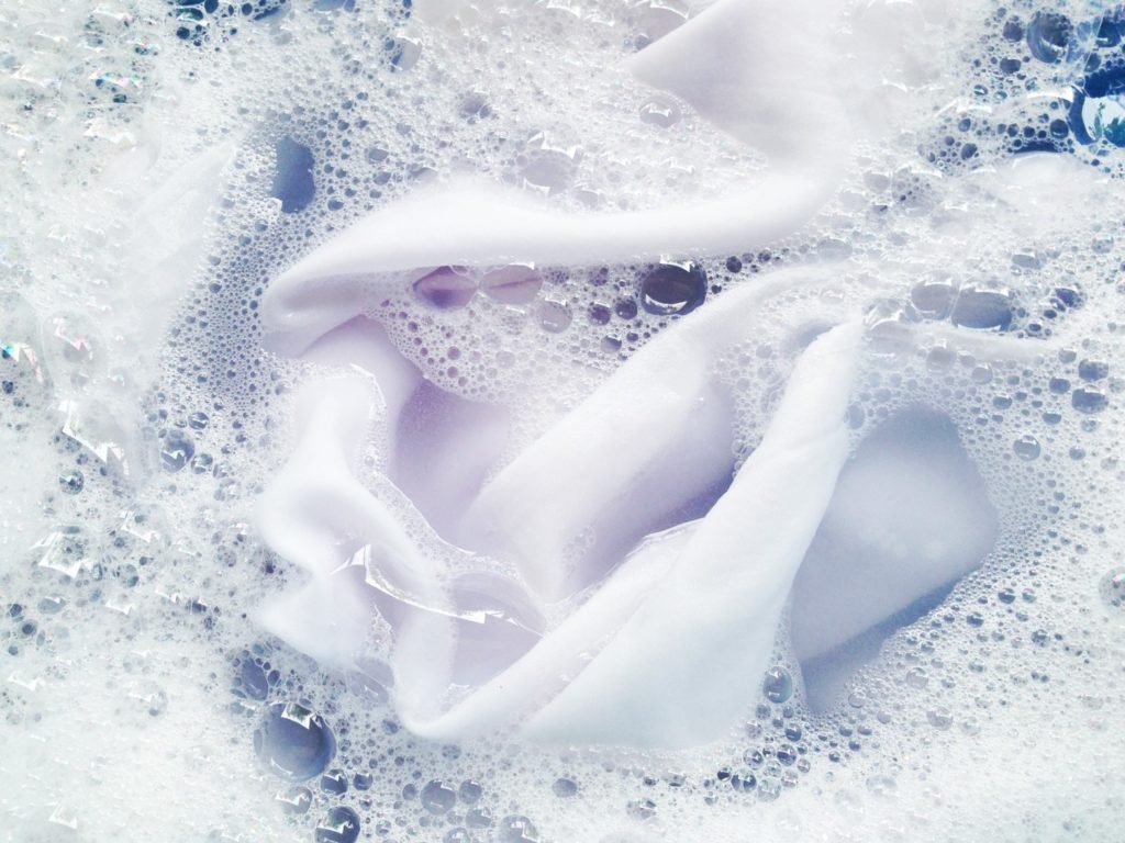Utiliser du bleu à leesive pour blanchir les vêtements blancs